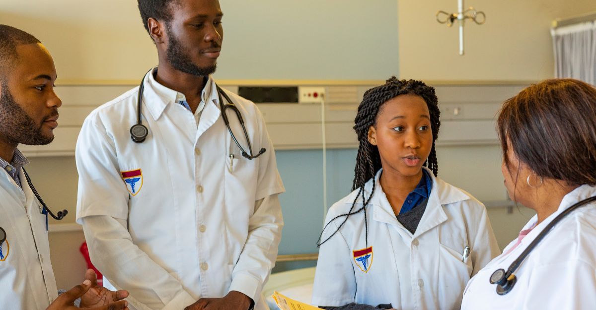 Operatori sanitari o team medico sul campo in Africa