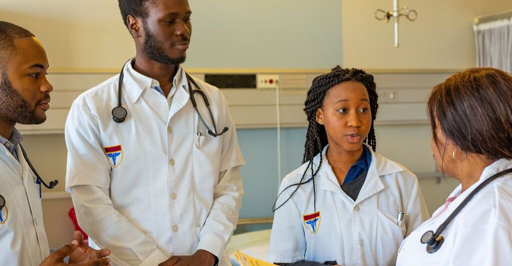 Operatori sanitari o team medico sul campo in Africa