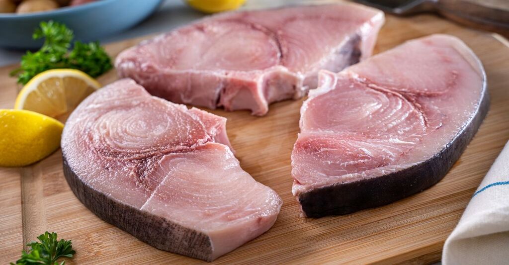 Tranci di pesce spada surgelato.