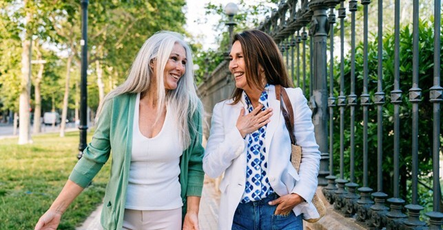 due-donne-di-mezza-eta-passeggiano-sorridenti