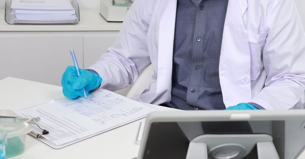 medico scrive referti