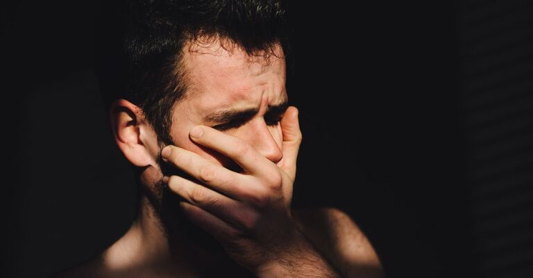 Un uomo che piange dopo aver perso il partner.