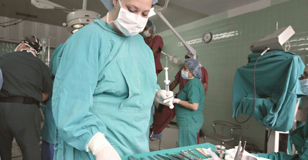 medici in sala operatoria