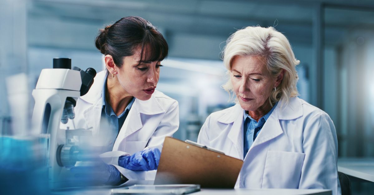 Donna, scienziata e team con appunti in laboratorio per discussione, ricerca medica o approfondimenti sulla cura del virus. Persone, personale amministrativo e lista di controllo per il rapporto sui progressi, il feedback e lo studio farmaceutico.