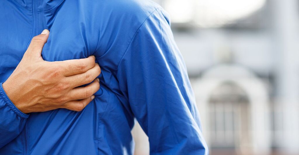 Un uomo si tiene il cuore mentre gli manda segnali di malessere.