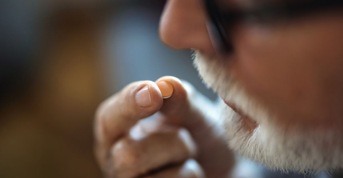 persona-affetta-da-alzheimer-prende-pillola