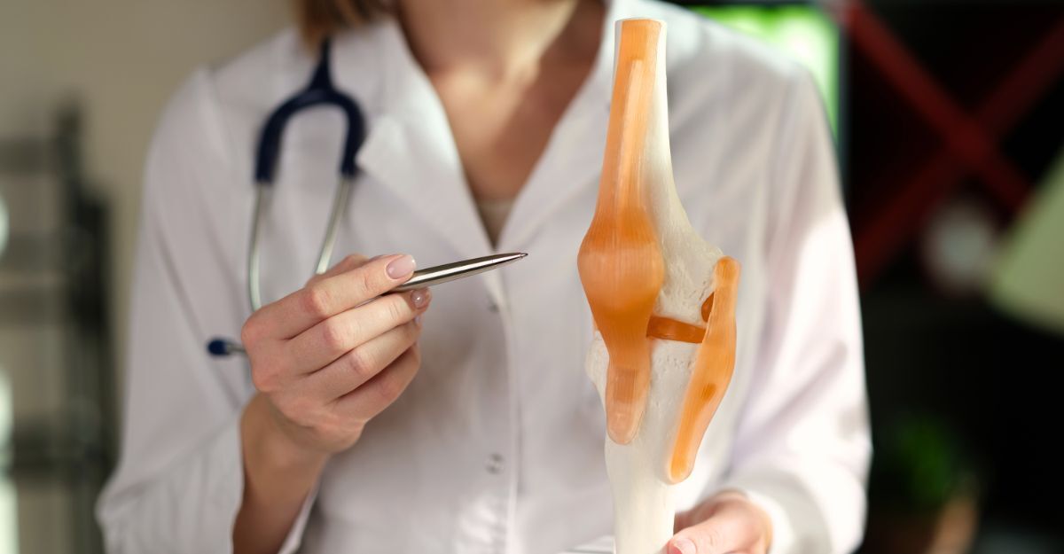 dottoressa-con-scheletro-dimostrativo