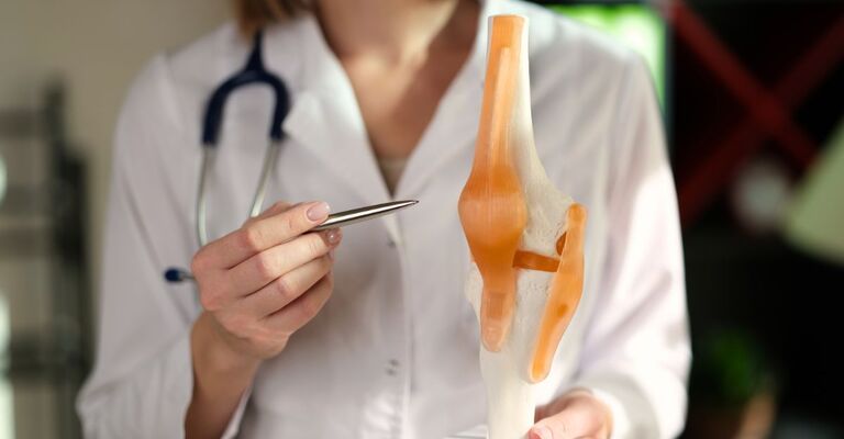 dottoressa-con-scheletro-dimostrativo