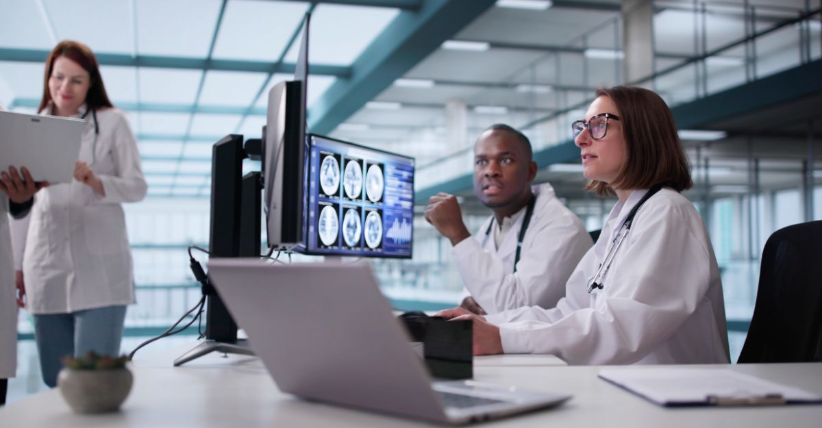 Neurologi analizzano le risonanze magnetiche cerebrali.