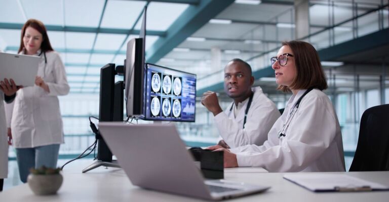 Neurologi analizzano le risonanze magnetiche cerebrali.