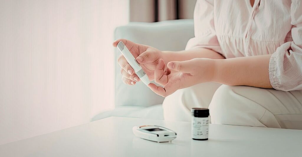 Una donna misura la glicemia in primavera.