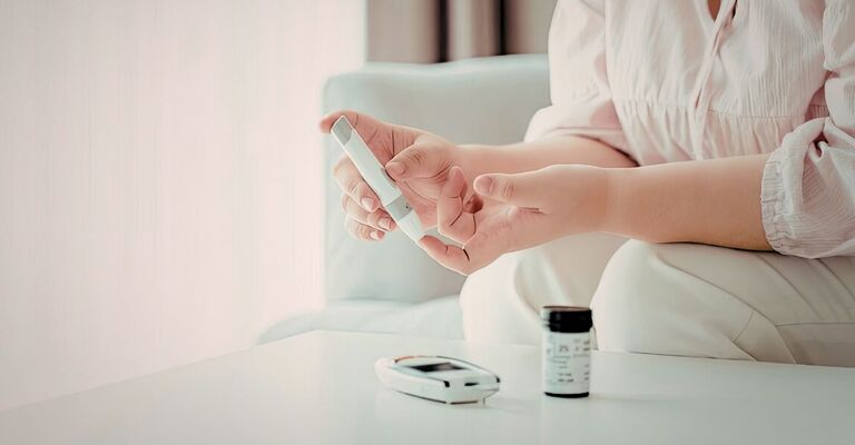 Una donna misura la glicemia in primavera.