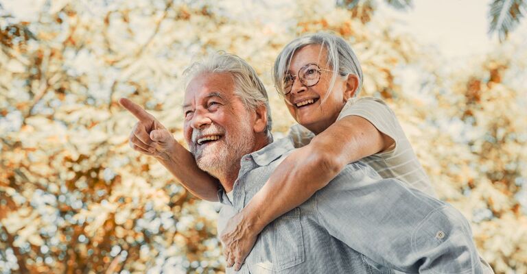 coppia-di-anziani-felici