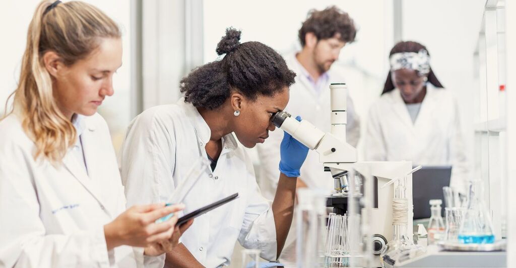 laboratorio-con-medici