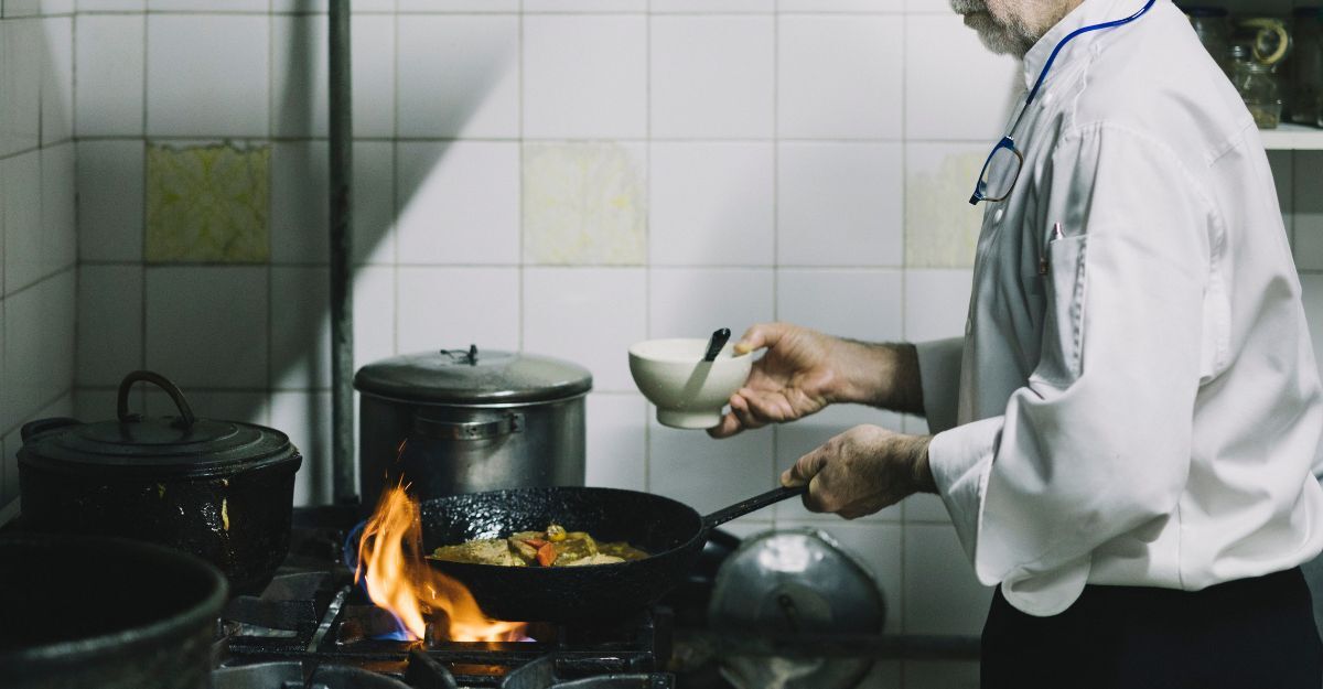 Un uomo anziano che cucina.