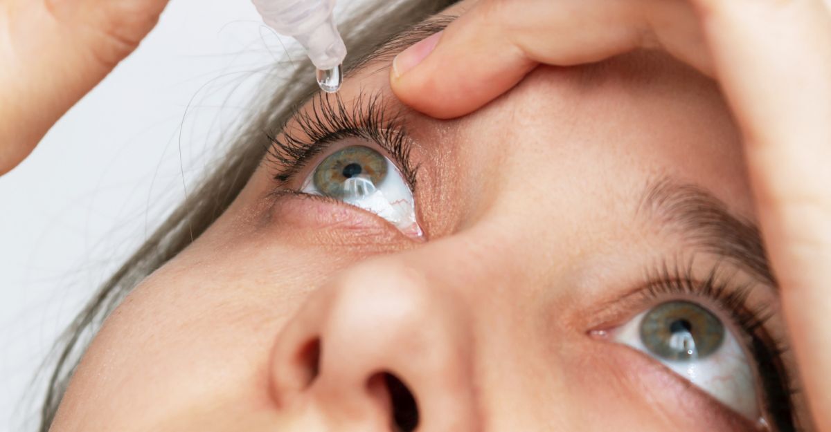 Primo piano di una persona che applica gocce oculari