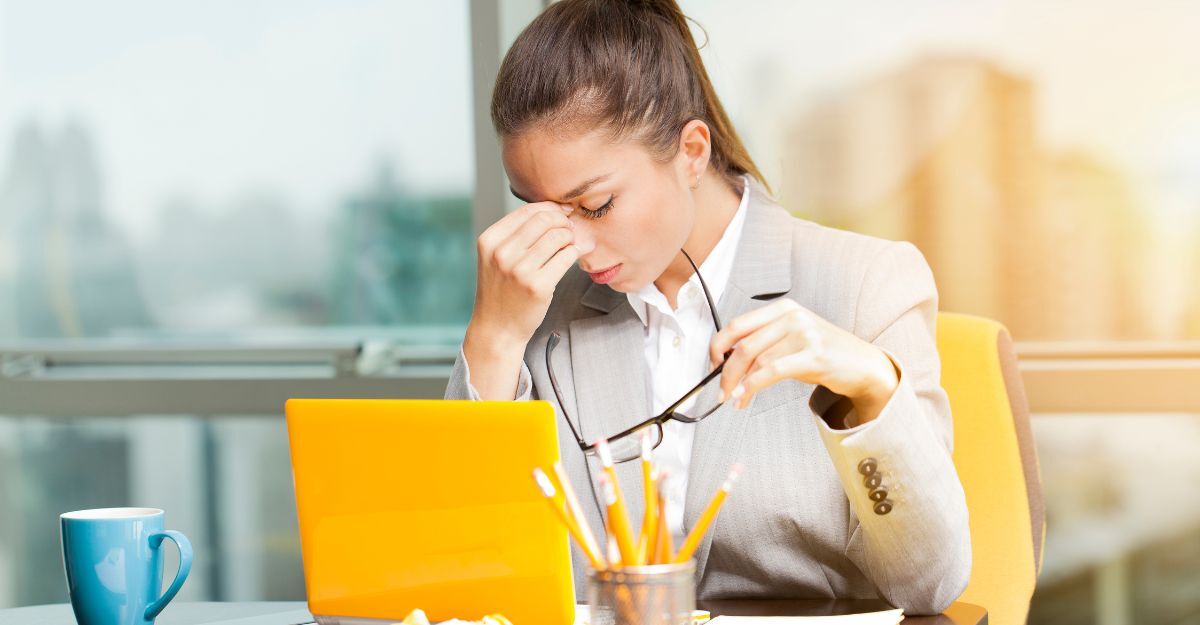 Una donna accaldata al lavoro