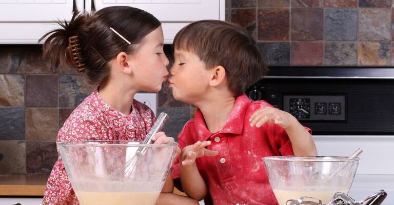 bimbi si scambiano un bacino