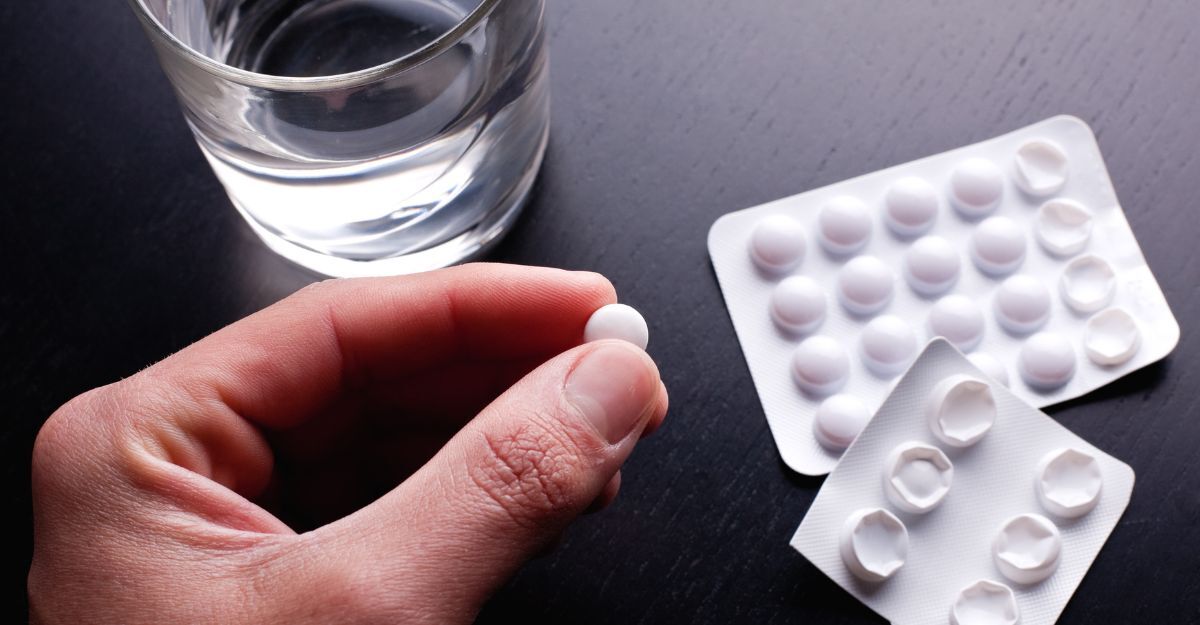 Un uomo con in manco l'Aspirina.