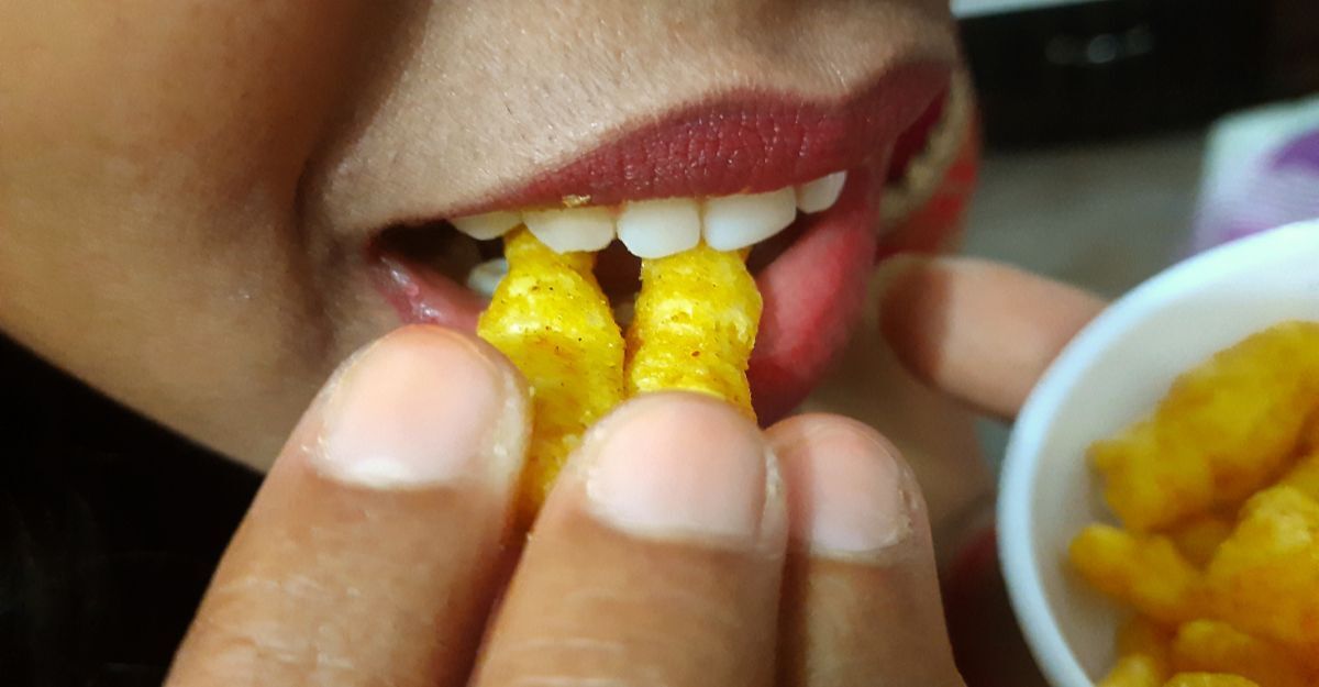 persona-che-mastica-patatine