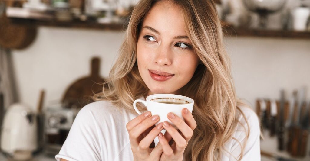 Una donna che beve caffè