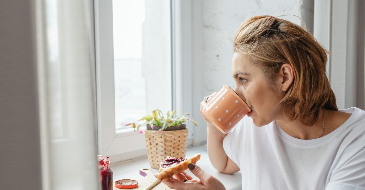 Una donna che beve il caffè