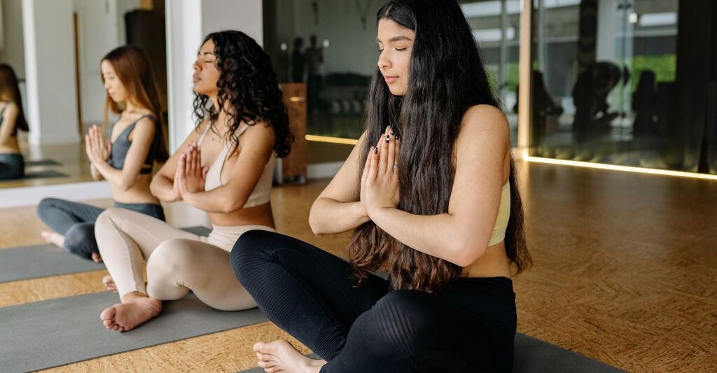 ragazze fanno una seduta di yoga