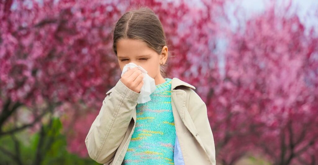 bambina-ai-parchi-che-si-soffia-il-naso