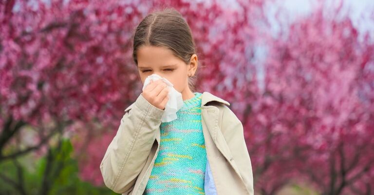 bambina-ai-parchi-che-si-soffia-il-naso
