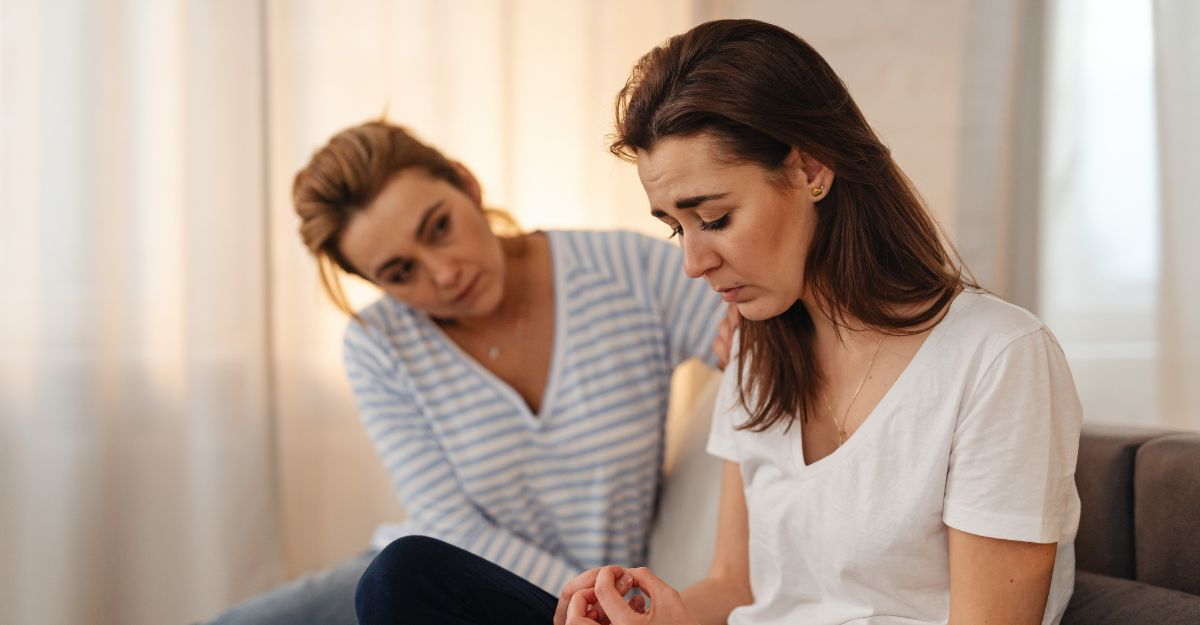 Una donna che presta sostegno ad un'altra ragazza