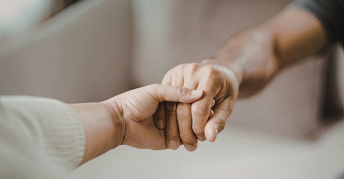 Due mani tese che si stringono