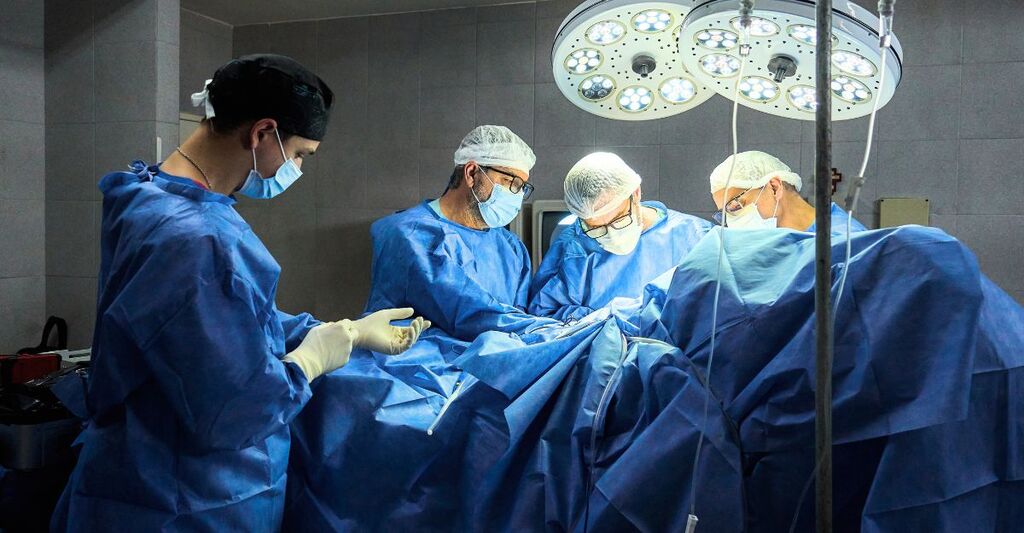 Medici durante un intervento chirurgico.