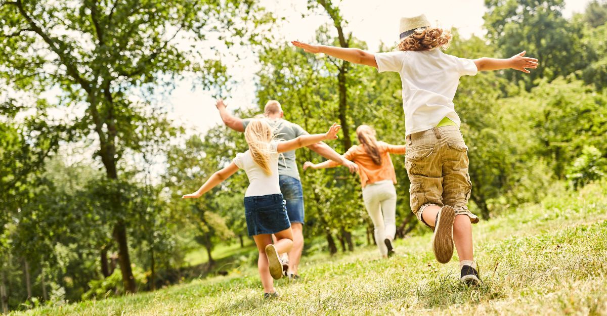 bambini-che-corrono-al-parco