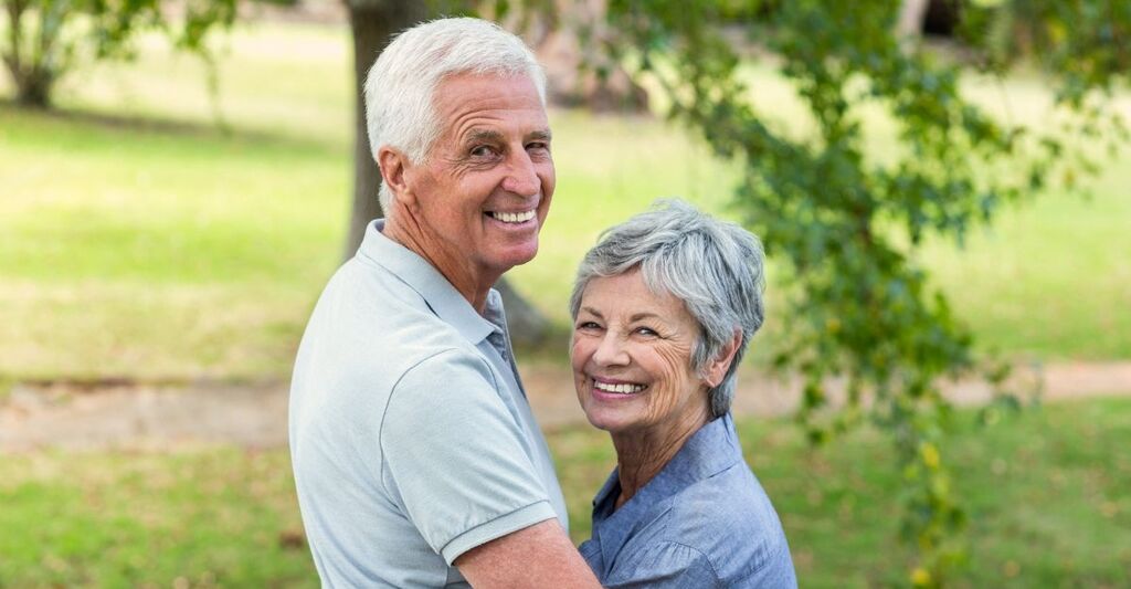 coppia-di-anziani-sorridenti