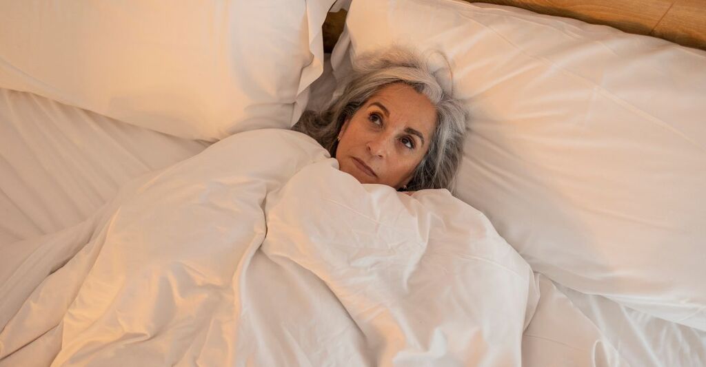 donna nel letto che non riesce a dormire