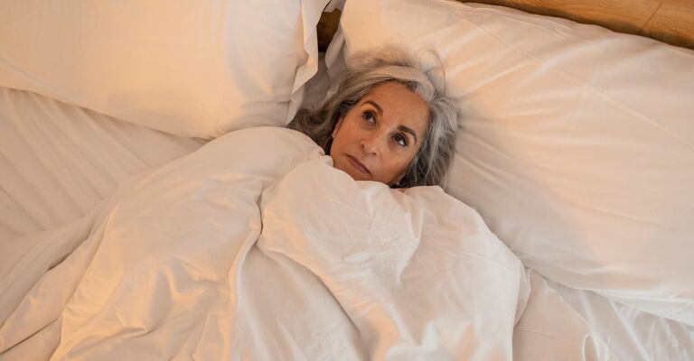 donna nel letto che non riesce a dormire