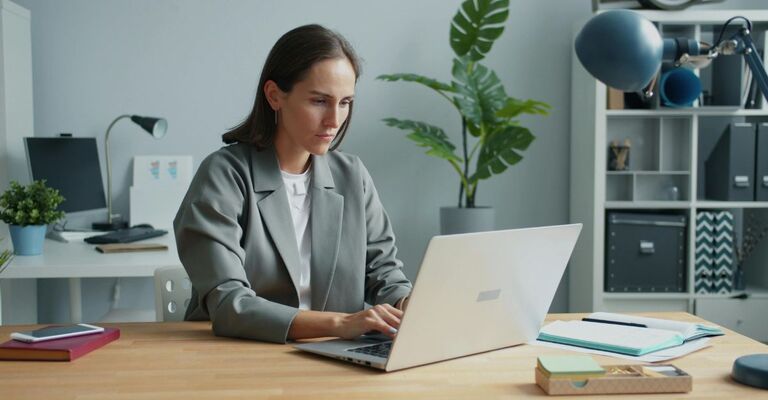 Una donna al lavoro al computer
