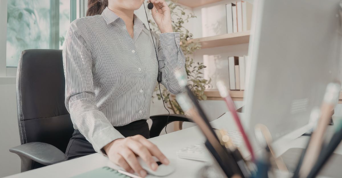 Una donna al lavoro al computer