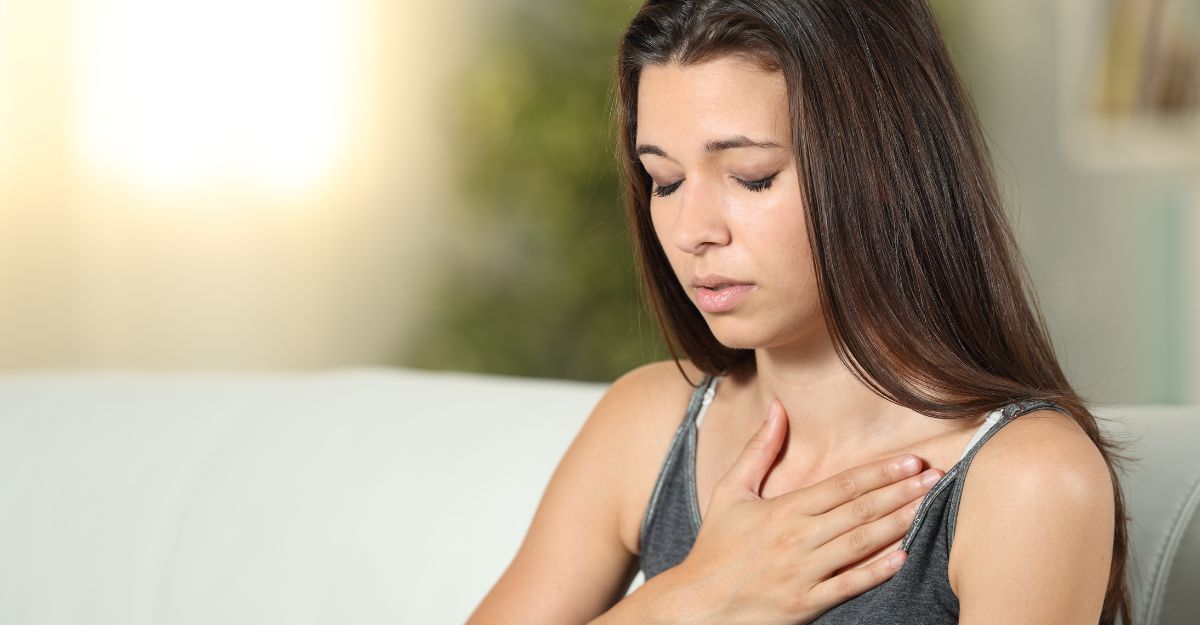 Una ragazza che si preme la mano sul petto preoccupata