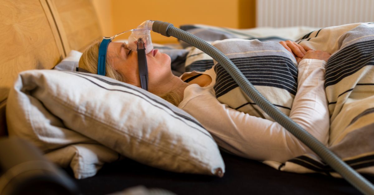Una donna che dorme con una maschera cpap
