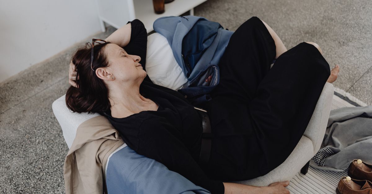 Una donna che dorme sul divano