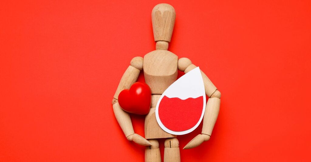 pupazzetto-che-tiene-cuore-e-sangue-stilizzati