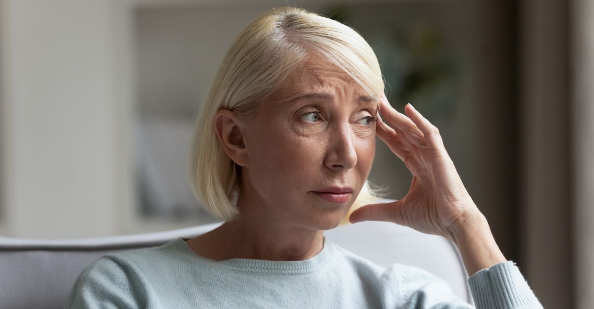 donna-bionda-pensierosa