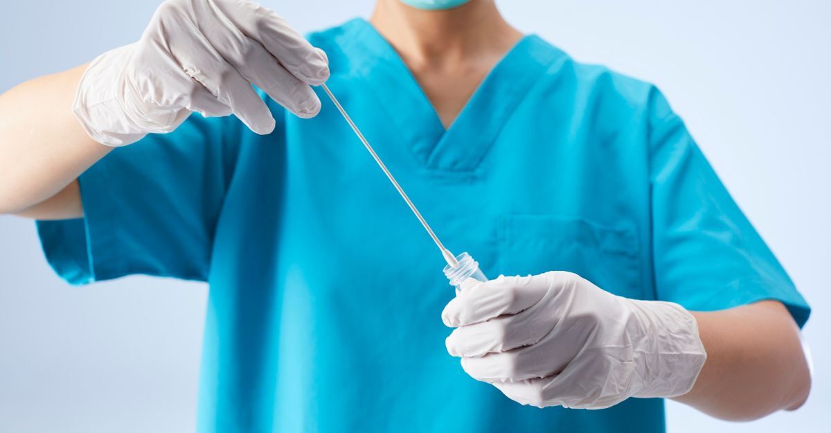 specialista-sanitario-con-tampone