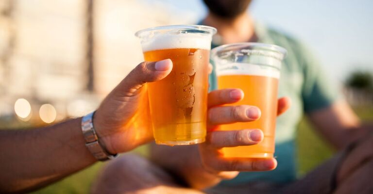 due-persone-che-brindano-con-birra