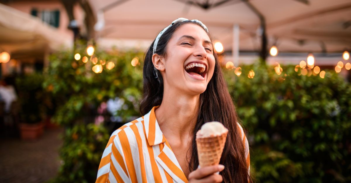 ragazza mangia il gelato e ride felice