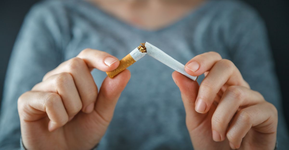 Una donna che spezza in due parti una sigaretta