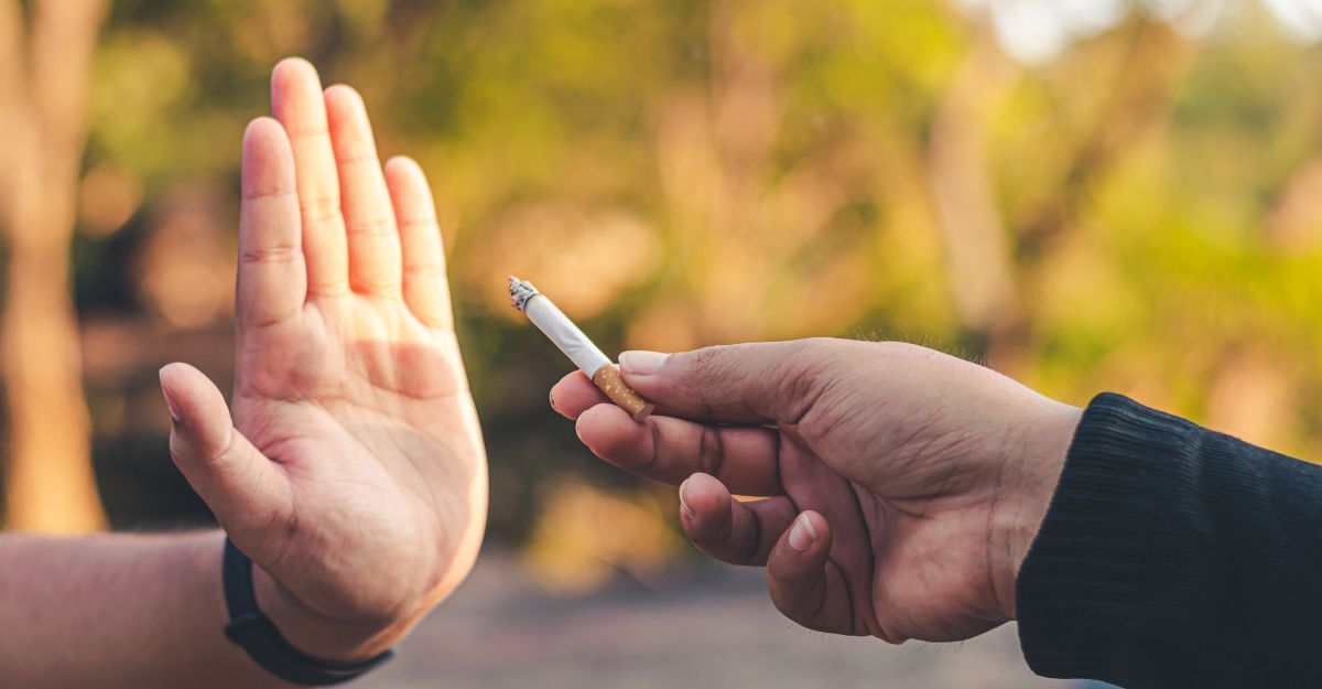 La mano di una persona che rifiuta una sigaretta offerta
