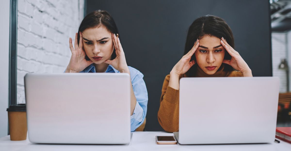 due-donne-davanti-al-pc-con-mal-di-testa