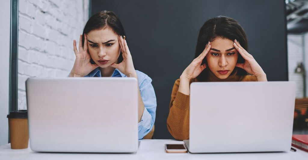 due-donne-davanti-al-pc-con-mal-di-testa